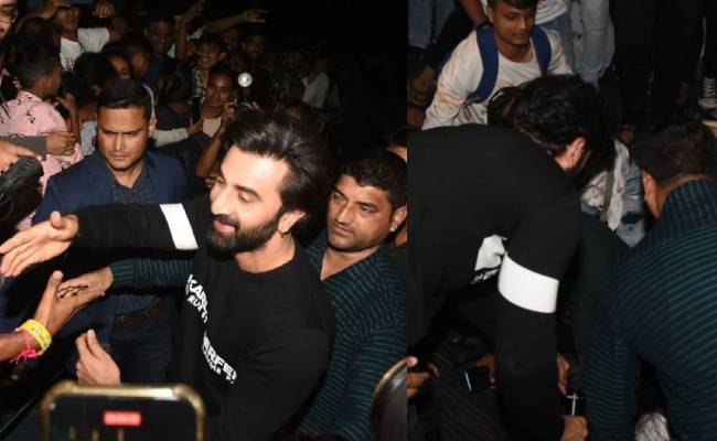 fans take selfie with ranbir kapoor and fell down actor helps