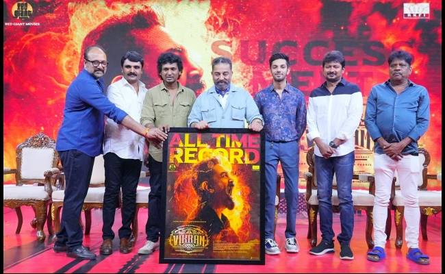 உதயநிதி, அனிருத், லோகேஷ், விஜய் சேதுபதிக்கு அன்பு முத்தம் கொடுத்த கமல்! வைரலாகும் CUTE போட்டோ