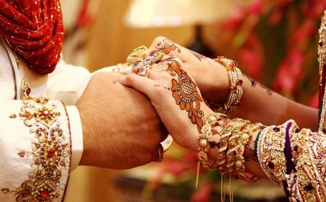 Popular Actor got married, pics goes Viral ft Adanga Maru, Bharat Raj | பிரபல தமிழ் நடிகருக்கு லாக்டவுனில் எளிமையாக நடைபெற்ற திருமணம்