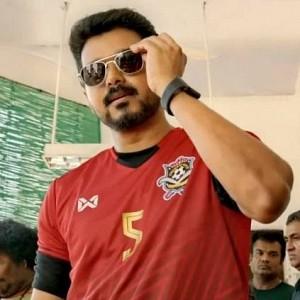 வெறித்தனம்..!- பிகிலுக்காக கொட்டும் மழையில் காத்துக்கிடக்கும் ரியல் புல்லிங்கோஸ்..!