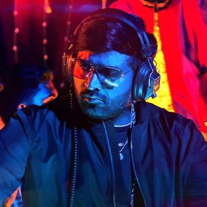 Rockstar Robber video song from Vijay Sethupathi's Sindhubaadh has been released