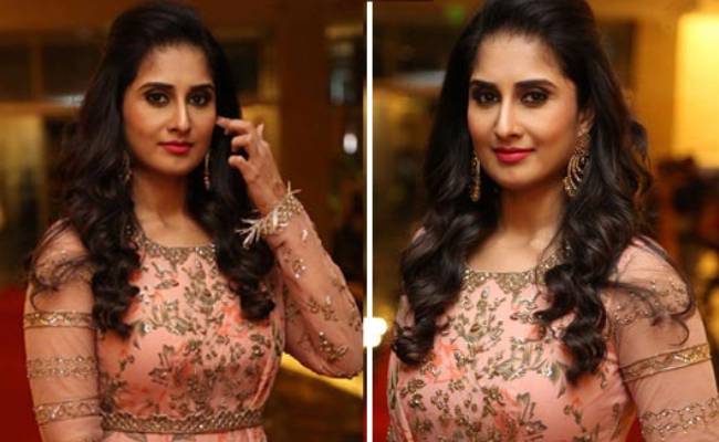 Shamlee exhibits her artistic craftsmanship in painting