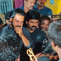 விபத்தில் உயிரிழ்ந்த ரசிகரின் உடலுக்கு நடிகர் கார்த்தி கண்ணீர் அஞ்சலி!