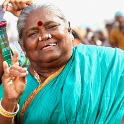 பிரபல கிராமிய பாடகி பரவை முனியம்மாவுக்கு மருத்துவ உதவி செய்த ஐசரி கணேஷ்