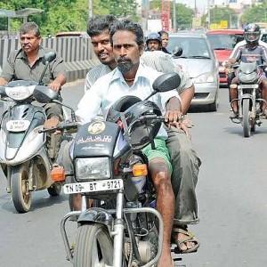 ஹெல்மெட் அணிவதன் அவசியத்தை உணர்த்தும் பிக்பாஸ் பிரபலம் - விவரம் இதோ